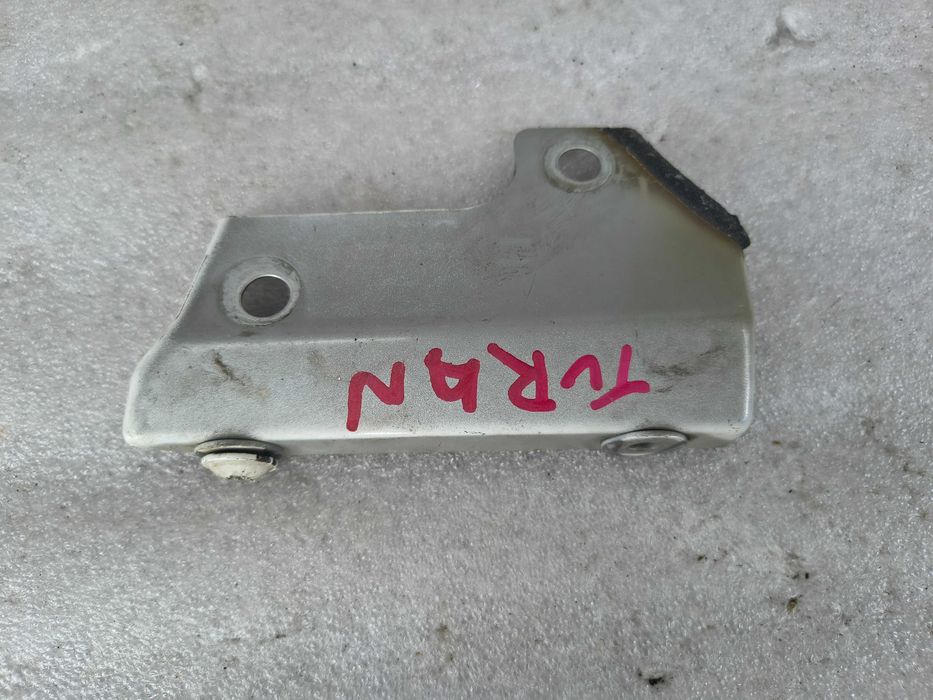 Wspornik mocowanie błotnika lewe przód VW Touran II 1T3 1T0821135C