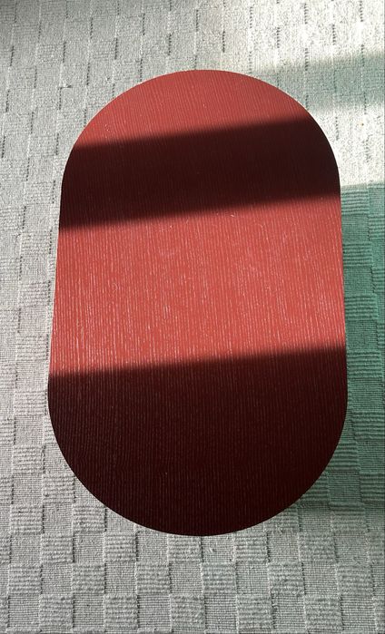 Mesa centro sala Ferm Living bordeaux podia table