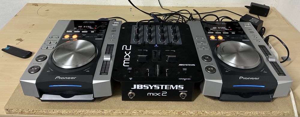 2 x Pioneer cdj 200 + mixer