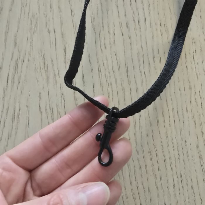Materiałowy, cienki pasek do torebki, czarne okucia, tanio