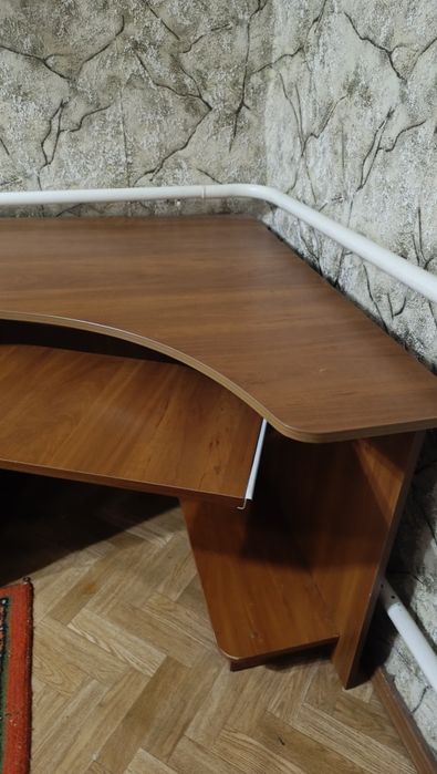 Комп'ютерний стіл