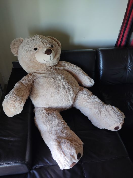 Peluche muito grande em forma de urso.
