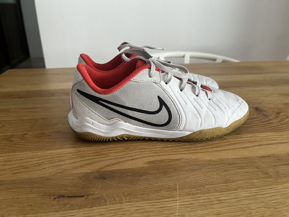 Buty pilkarskie halowe dziecięce Nike rozmiar 35