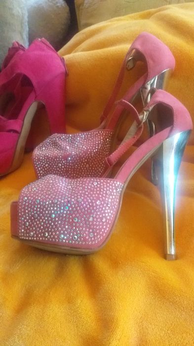 3 pares de sandálias em bom estado