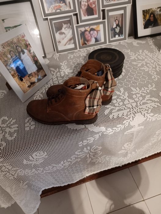 Vendo botas em pele de menina