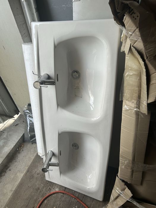 Umywalka podwójna z kranami