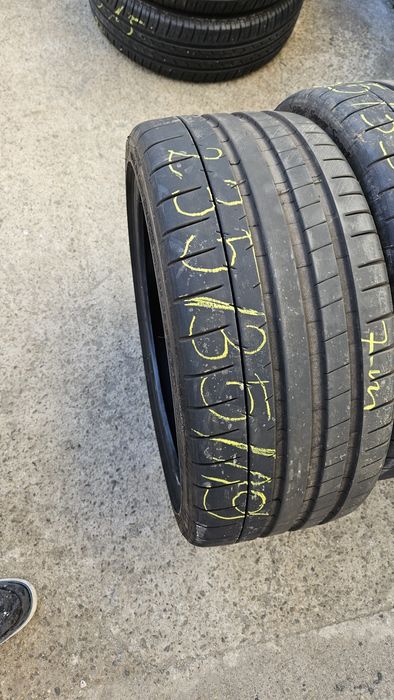 Opony  235.35.19  Michelin