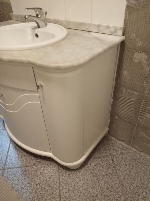 Móvel de casa de banho com Lavatório e Torneira Mono Comando.