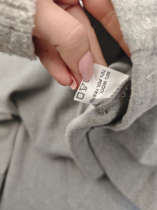 Wełniane szare ponczo z kapturem i futrem miękkie mięsiste