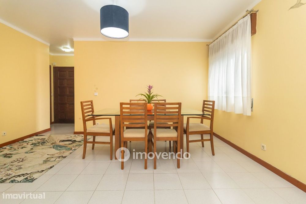 Apartamento T2 com áreas generosas e varanda, em Setúbal