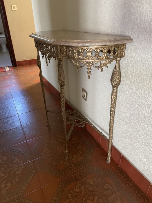 Credencia e Espelho de Hall de Entrada em Latão