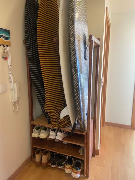 Sapateiro e rack de prancha de madeira rústica
