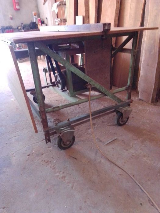 Serra rotativa de corte para marcenaria.