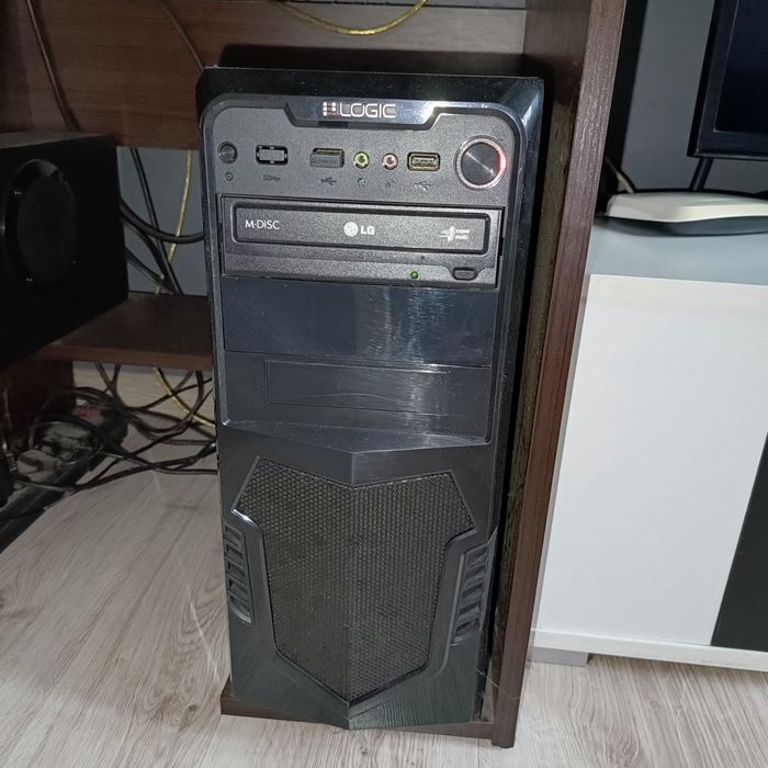 Komputer, monitor, głośniki, drukarka, biurko