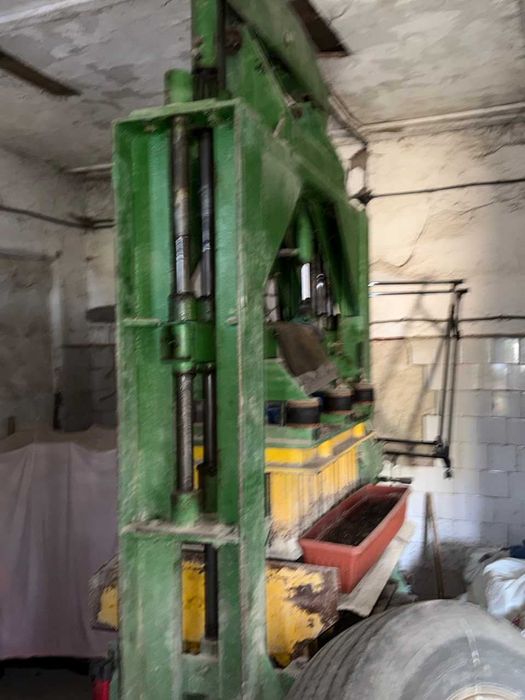 Продається комерційне приміщення з земельною ділянкою в Лужанах