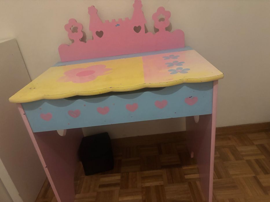 Secretaria e móvel menina
