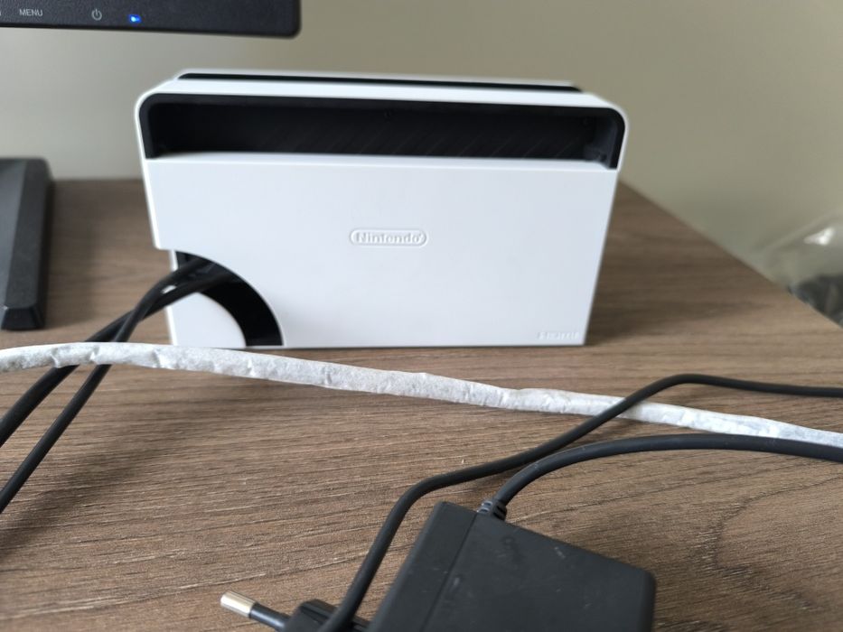 Nintendo Switch 1 OLED + dock + etui + adapter na joypady