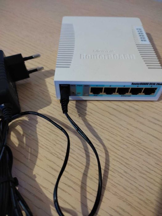 Маршрутизатор MikroTik RB951G-2HnD.