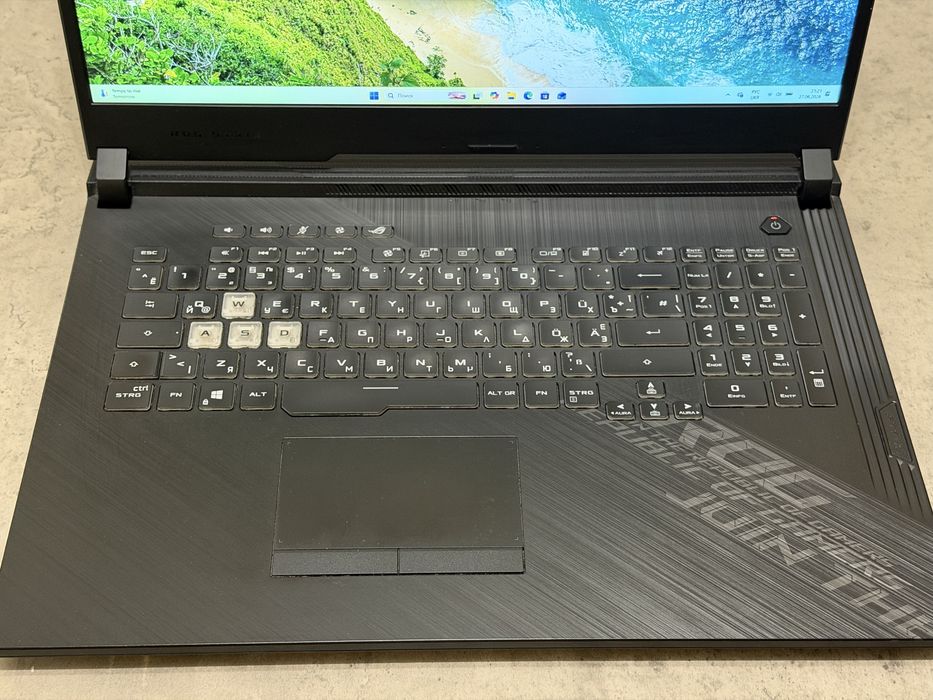 Asus ROG Strix G712LWS