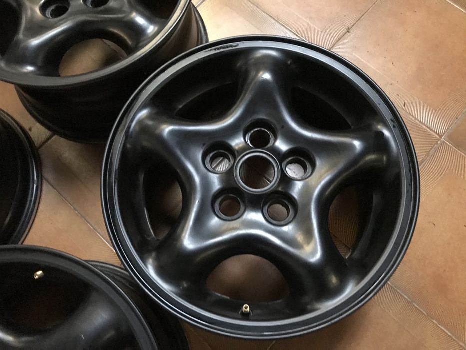 Jantes originais Range Rover P38 de 16” pintadas de preto mate.
