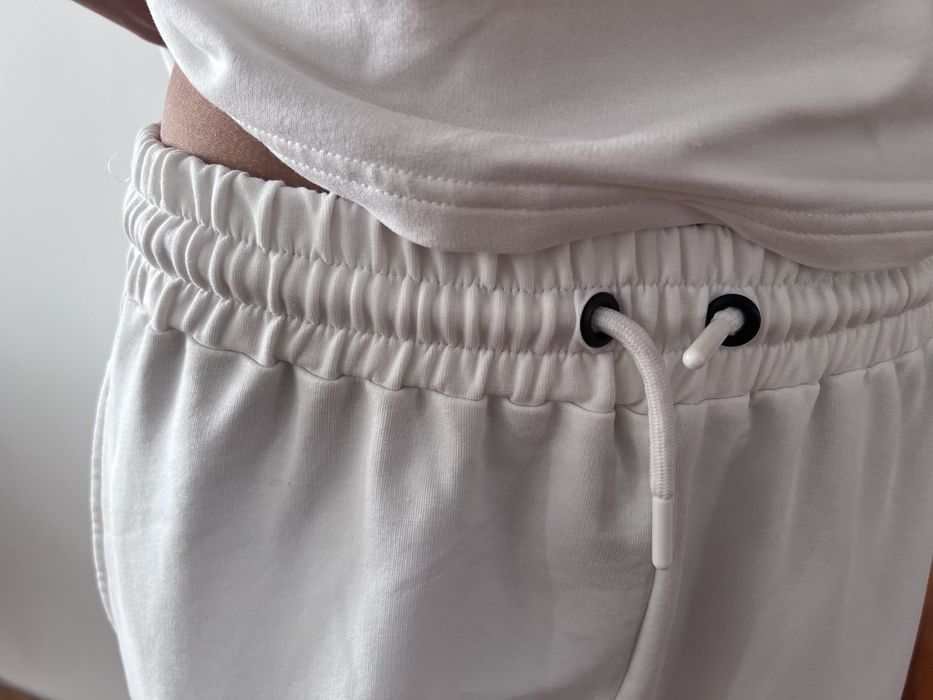 білий костюм