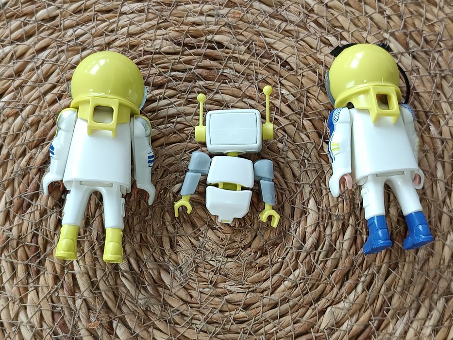Dwie figurki Playmobil kosmonauci i robot bez nóg