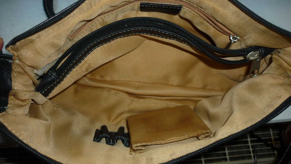 Czarna skórzana listonoszka