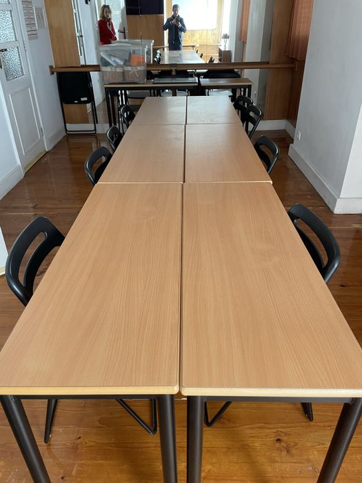 Secretárias, cadeiras e quadros