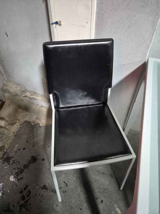 Mesa  de cozinha com 4 cadeiras em pele