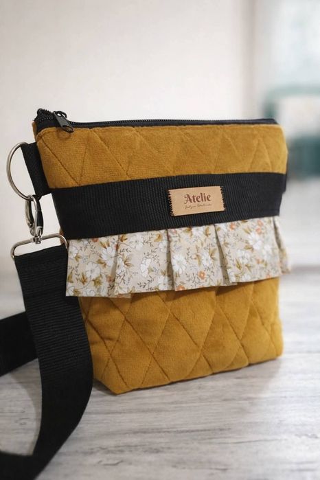 Ręcznie szyta torebka listonoszka – musztardowy welur | Handmade
