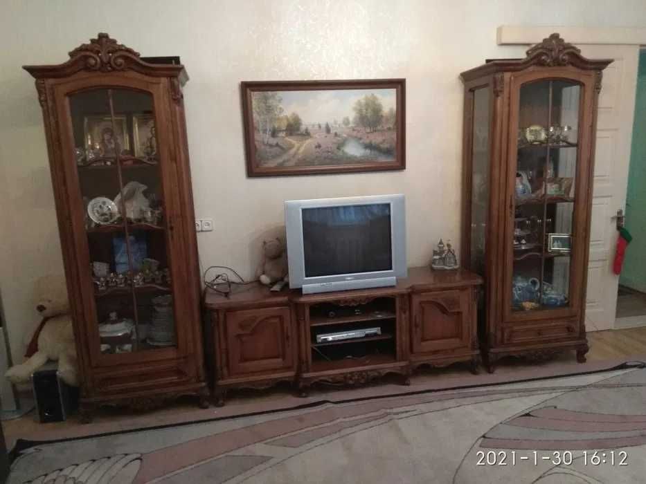 Класичні меблі з натурального дерева