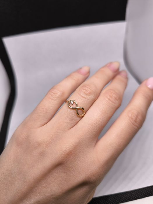 Кольцо золотое Бесконечность. Вес 1.01. Размер 16