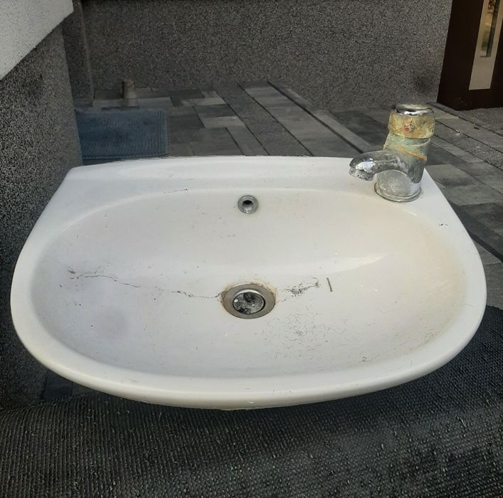 Umywalka z kremem i syfonem