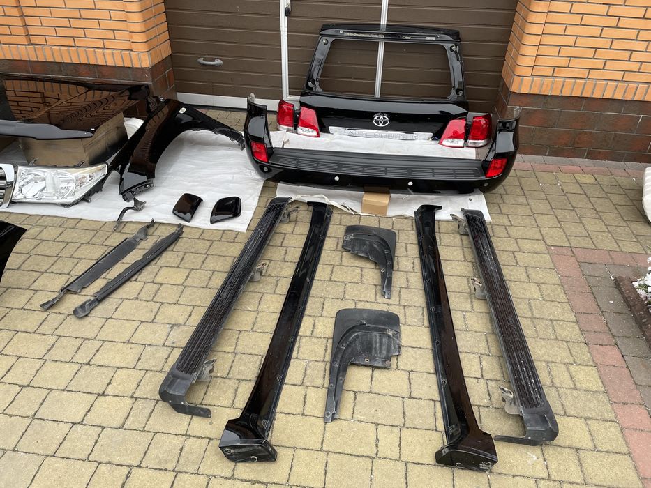 Бампер задній Тойота LC200 2007-2011р.в.