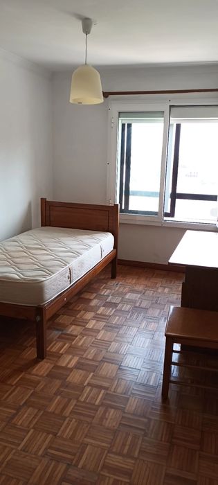 Alugo (2 quartos ) em ambiente limpo e tranquilo somente a pessoa com trabalho estável, ou para estudante universitário.
