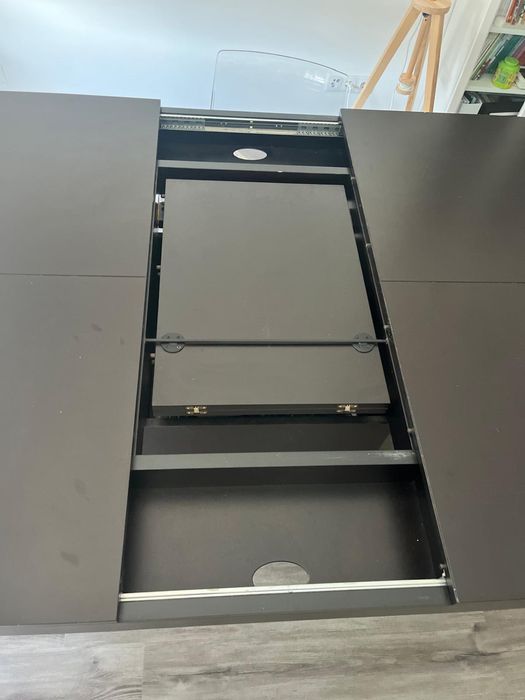 Mesa de madeira quadrada