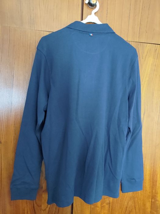 Polo azul de mangas compridas