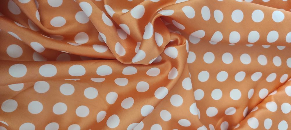 Tkanina satyna z elastanem -grochy na pomarańczowym tle