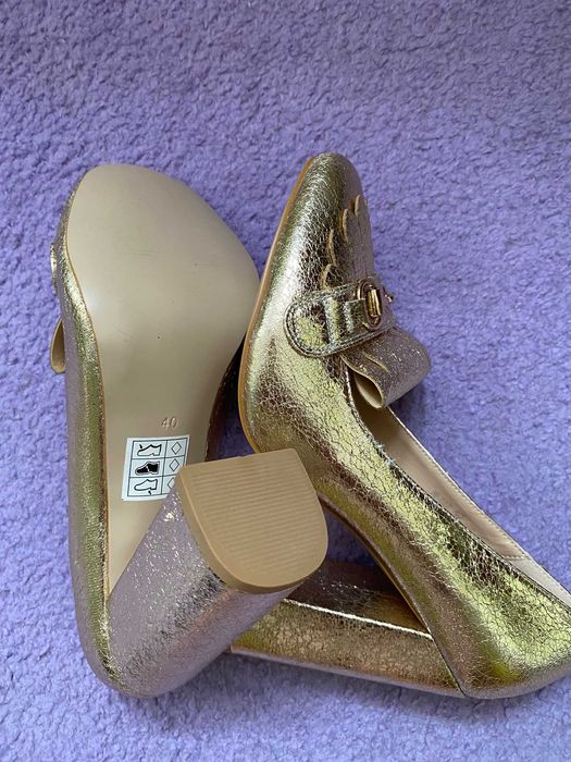 Nowe, złote buty