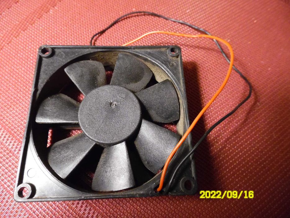 Sprzedam mini wentylatorek o wymiarach 80 X 80 mm