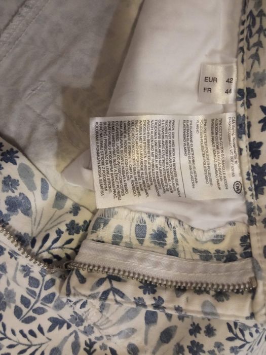 Spodnie damskie białe w niebieski wzór. 42/44