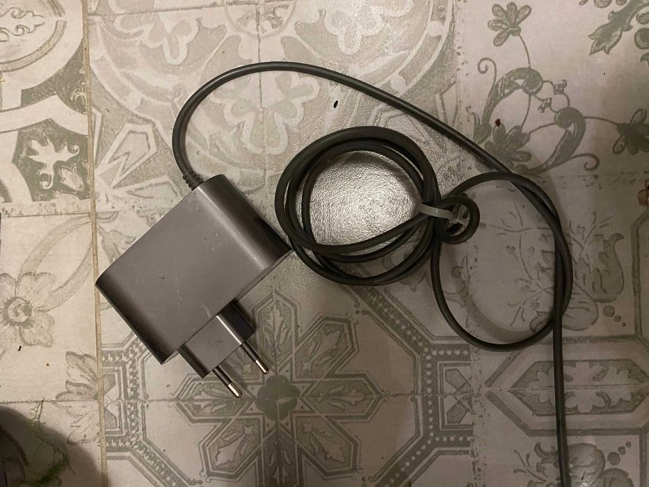 Dyson V10 odkurzacz uszkodzony + baterie + uchwyt + ładowarka