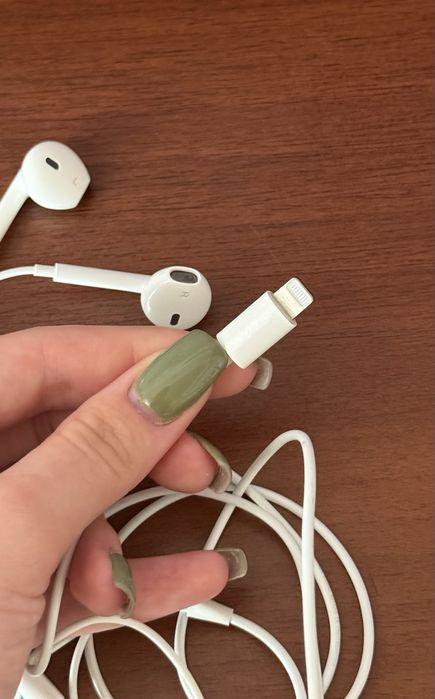 Продаж провідних airpods