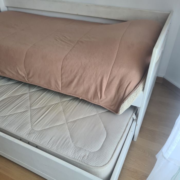 Cama de solteiro, branca, com gavetão em baixo.