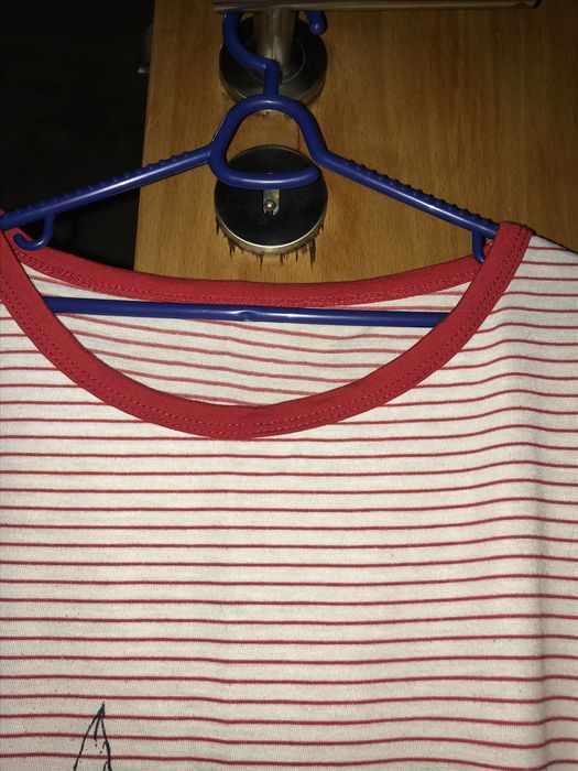 T-shirt branca e vermelha