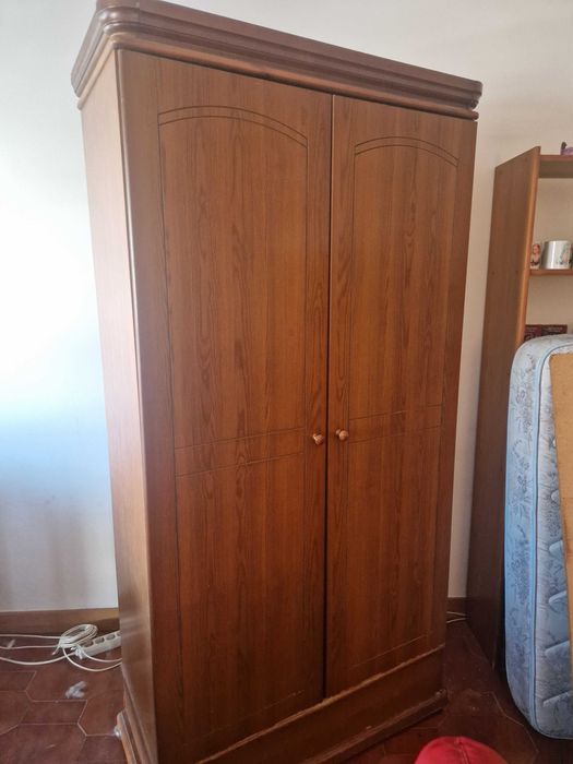 Roupeiro Clássico de Quarto em Bom Estado