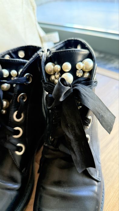 Botas pretas em pele com pérolas