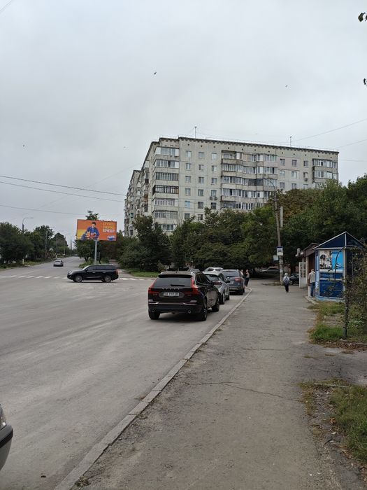 Оренда комерційного приміщення прямо на зупинці.