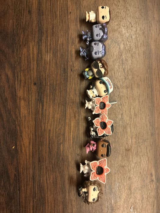 Bonecos Stranger things coleção kinder joy