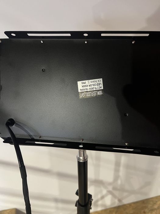 Прожектор на штативі 100W